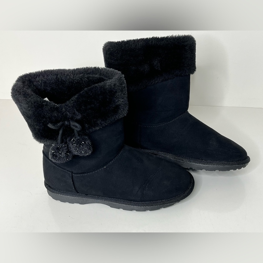 Girls Aubree‎ Black Faux Suede Foots with Pom Pom Faux Fur Size 4
